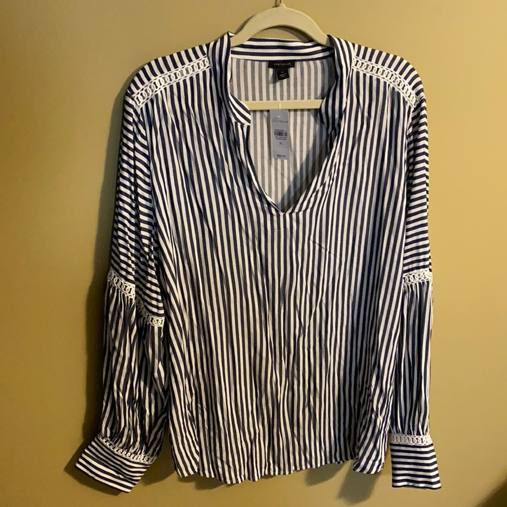 Stripped blouse. V neck